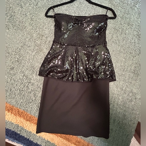 Black fitted dress sequin top strapless with fitted bottom - Picture 1 of 3